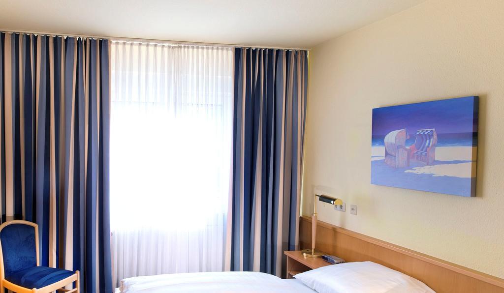 Tryp By Wyndham Luebeck Aquamarin Hotel Room photo